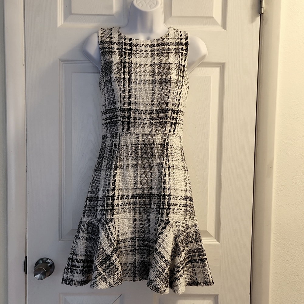 B Darlin dress sz 1/2 NWOT. Black and white, flounce bottom